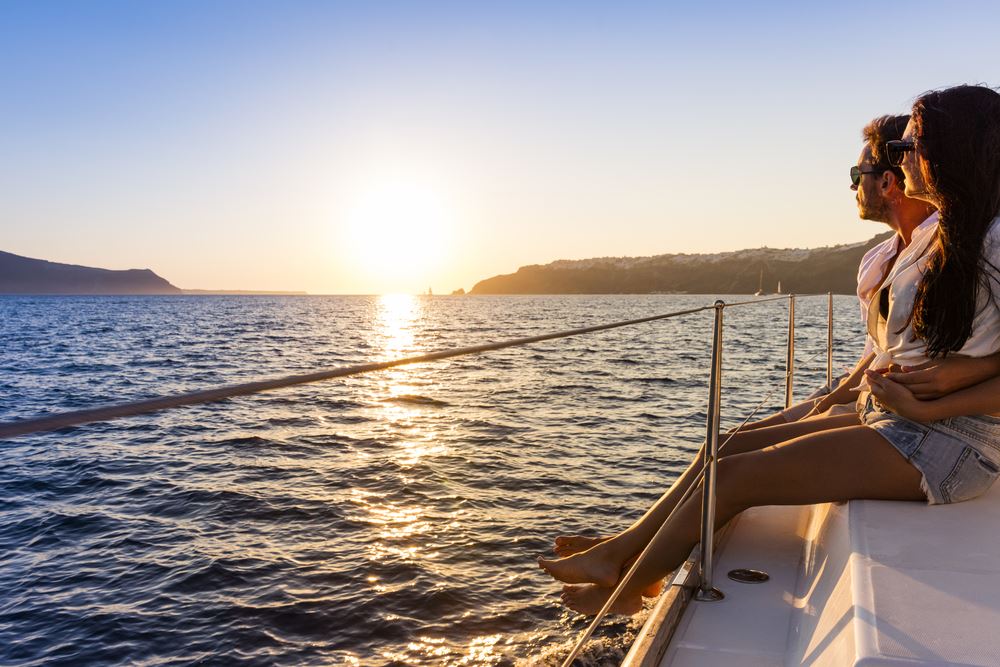Couple romantique sur yacht au coucher du soleil