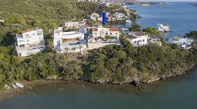 Villa en équipement noble dans le port de Mahon sur Minorque en Frontline à vendre
