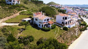 Belle villa face à la mer à vendre à Minorque face à Playa de Fornells