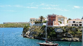 Villa unique en première ligne à Es Castell avec une vue magnifique