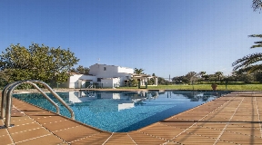 Charmante maison familiale de deux étages à Mahon avec piscine impressionnante