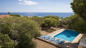 Villa moderne avec vue spectaculaire sur la plage de Santo Tomas à Minorque