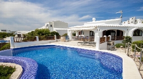 Excellente villa rénovée à vendre avec vue sur la mer à Cala Morell