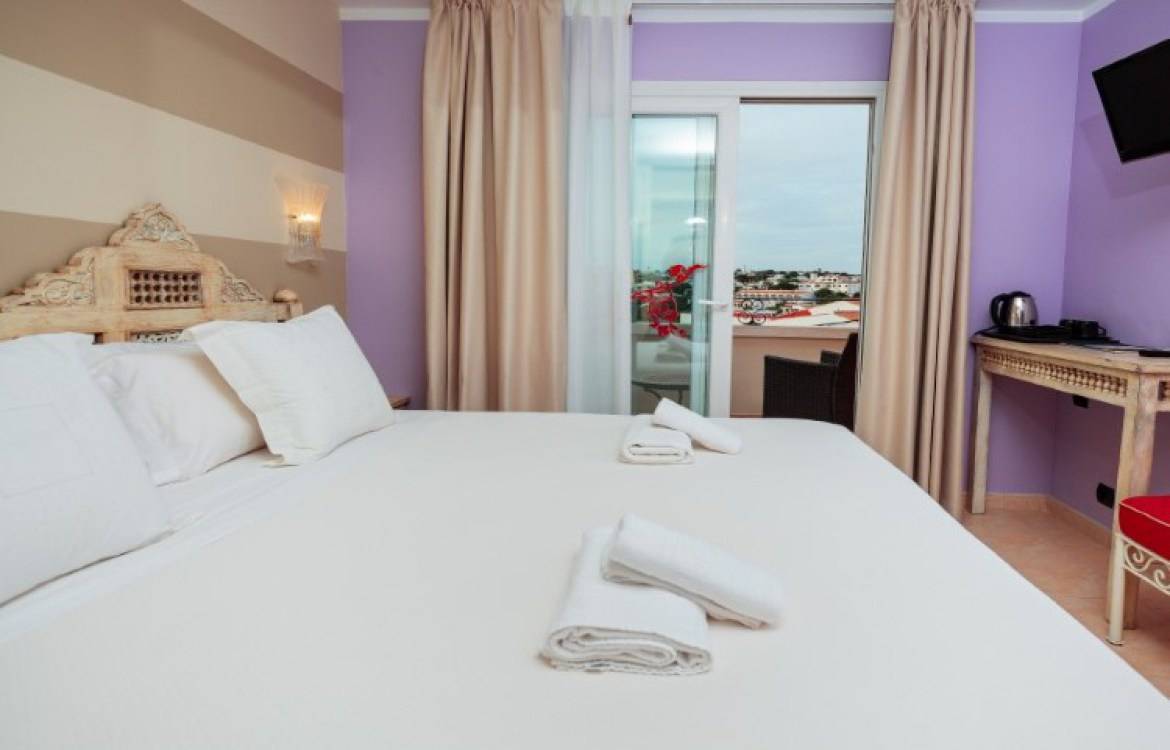 Magnifiques hôtels 3 étoiles à Calan Porter avec vue superbe sur la mer