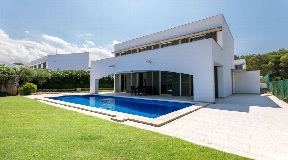 Maison unique à vendre avec piscine et licence touristique dans un quartier calme à Addaia