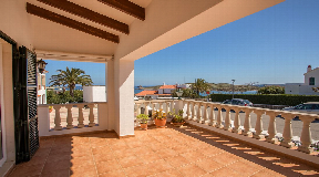 Villa spacieuse avec vue sur la mer et beaucoup de potentiel dans un quartier résidentiel calme à Port Addaia