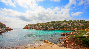 Excellente opportunité à Cala Canutells - Grande maison familiale avec piscine, jardin et vue sur la mer en première ligne